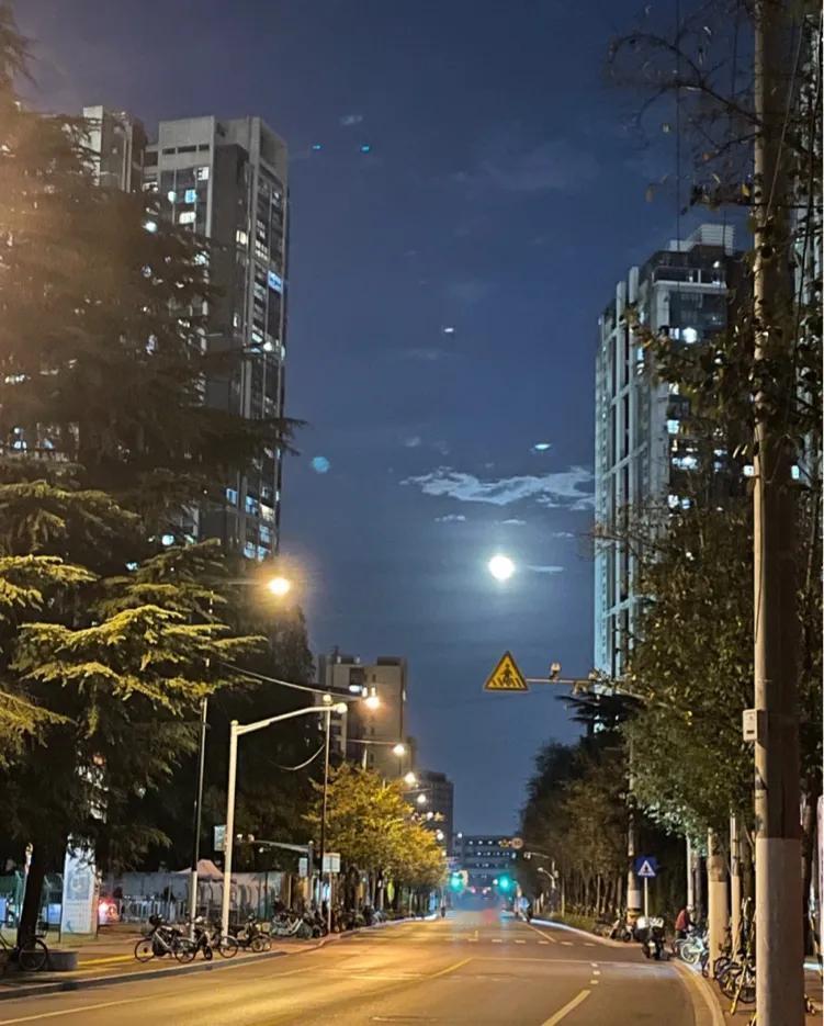 小弟失恋了，最近几次醉酒。昨晚11点多我又接到他电话，语无伦次地说喝多了，我只好