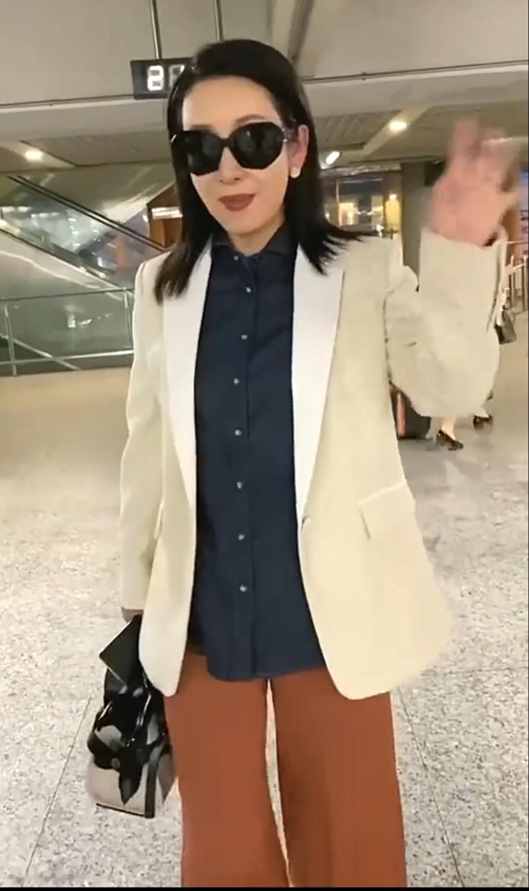 秦海璐一身正装，戴着墨镜。大明星气场全开。