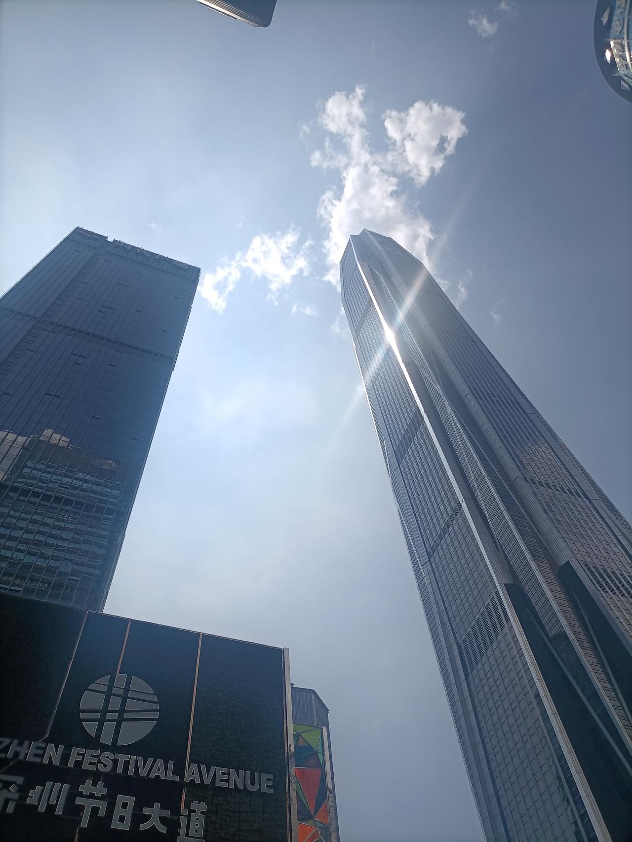 今天去深圳玩，一出福田站，满眼都是高楼大厦，比东莞CBD要高级得多。