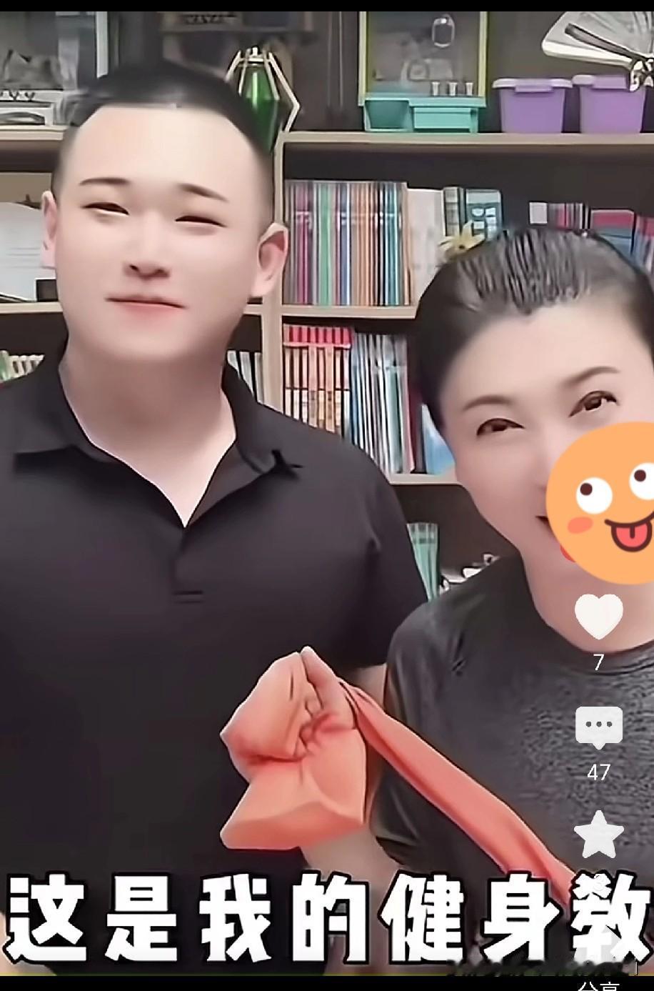 闫学晶40+练背超拼，帅哥健身教练都成“专属标签”了
 
闫学晶直播间里指着身边