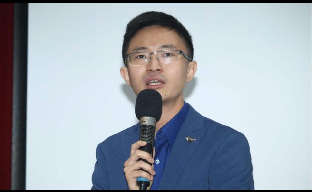 侯汉廷在节目里曝光多段台独分子沈伯洋接受美国AIT金钱资助办“黑熊学院”的录音，