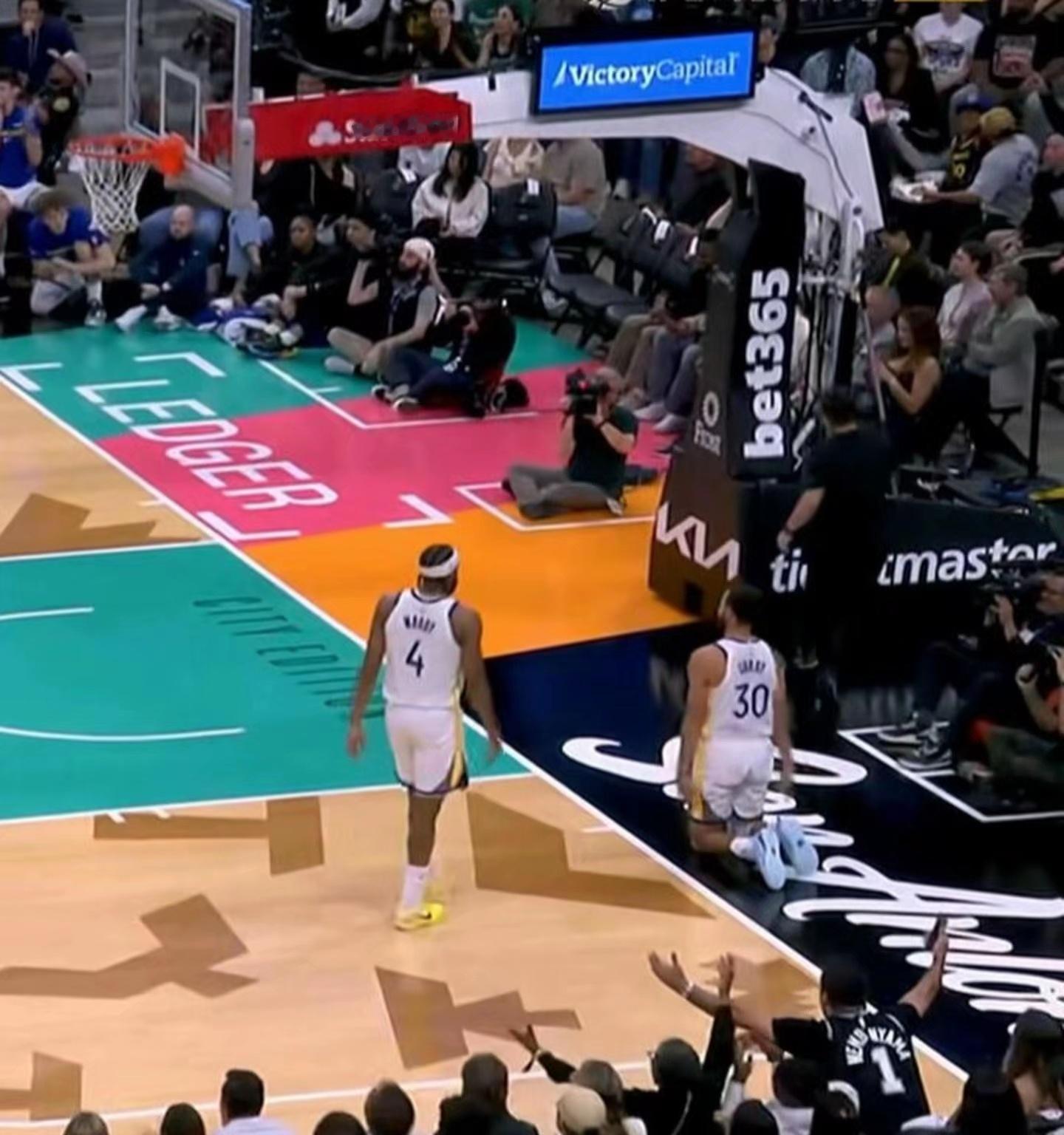 库里，咱现在是下跪上瘾了吗？这套下跪业务太熟练了！姿势也太标准了！！！！ 