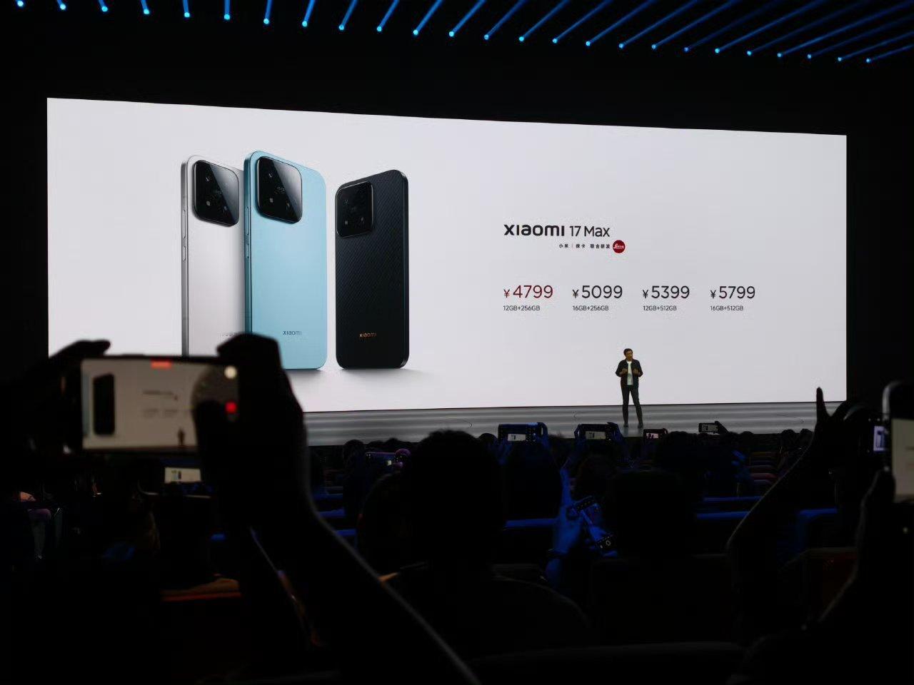 买小米17max还是iphone这个得看个人需求，从价格上来看小米确实香。 