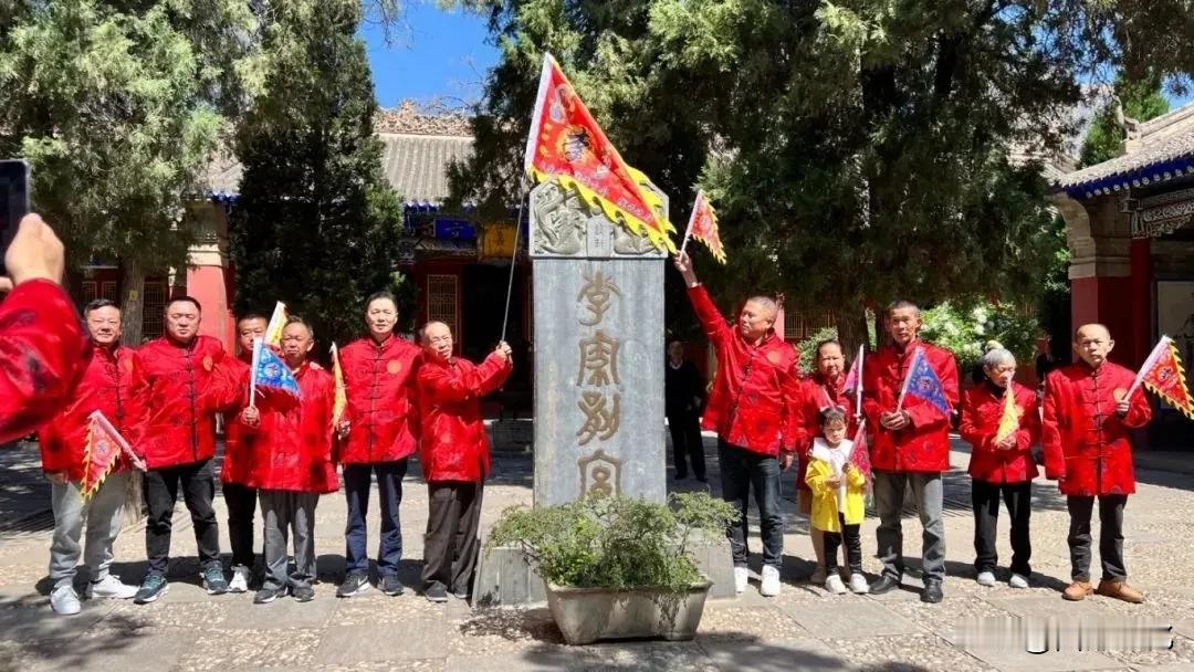 李家龙宫：千年血脉的沉香

走过陇西北关正街，抬眼望去，一座朱红牌坊巍然矗立，斑