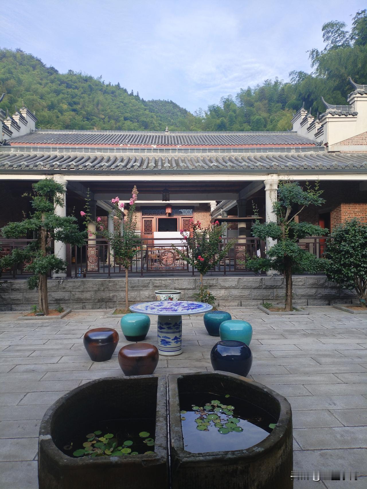 在这年末岁首之际，写一首五言绝句，表达自己的新年的第一个自适规划。
新岁抛开尘俗