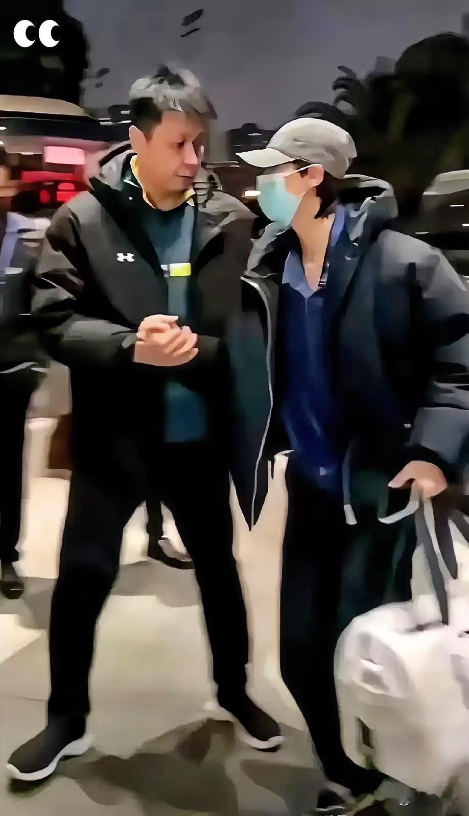 这一幕看得我心里咯噔一下！曼昱这丫头是怎么了？

          大冬天把自