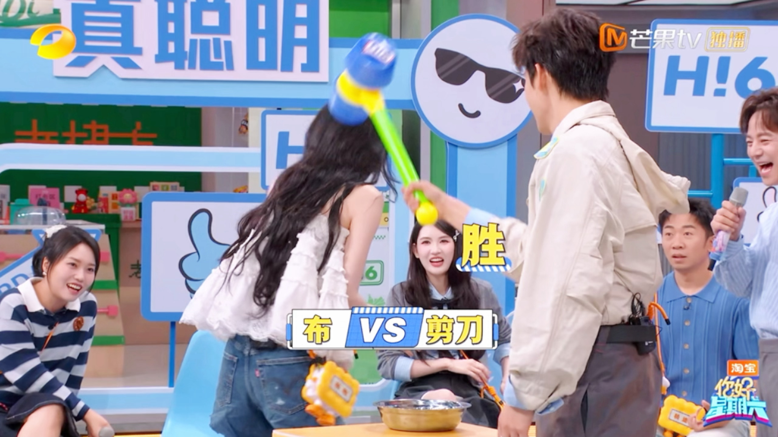 谁来懂王安宇轻轻锤孙怡的这一下🥺🥺特别苏的绅士行为🥰🥰🥰王安宇轻轻锤孙