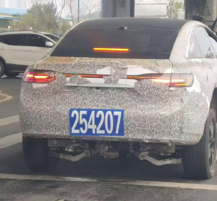 越野车底盘上面套了个轿车壳子，大家猜猜这是谁家的底盘试验车。