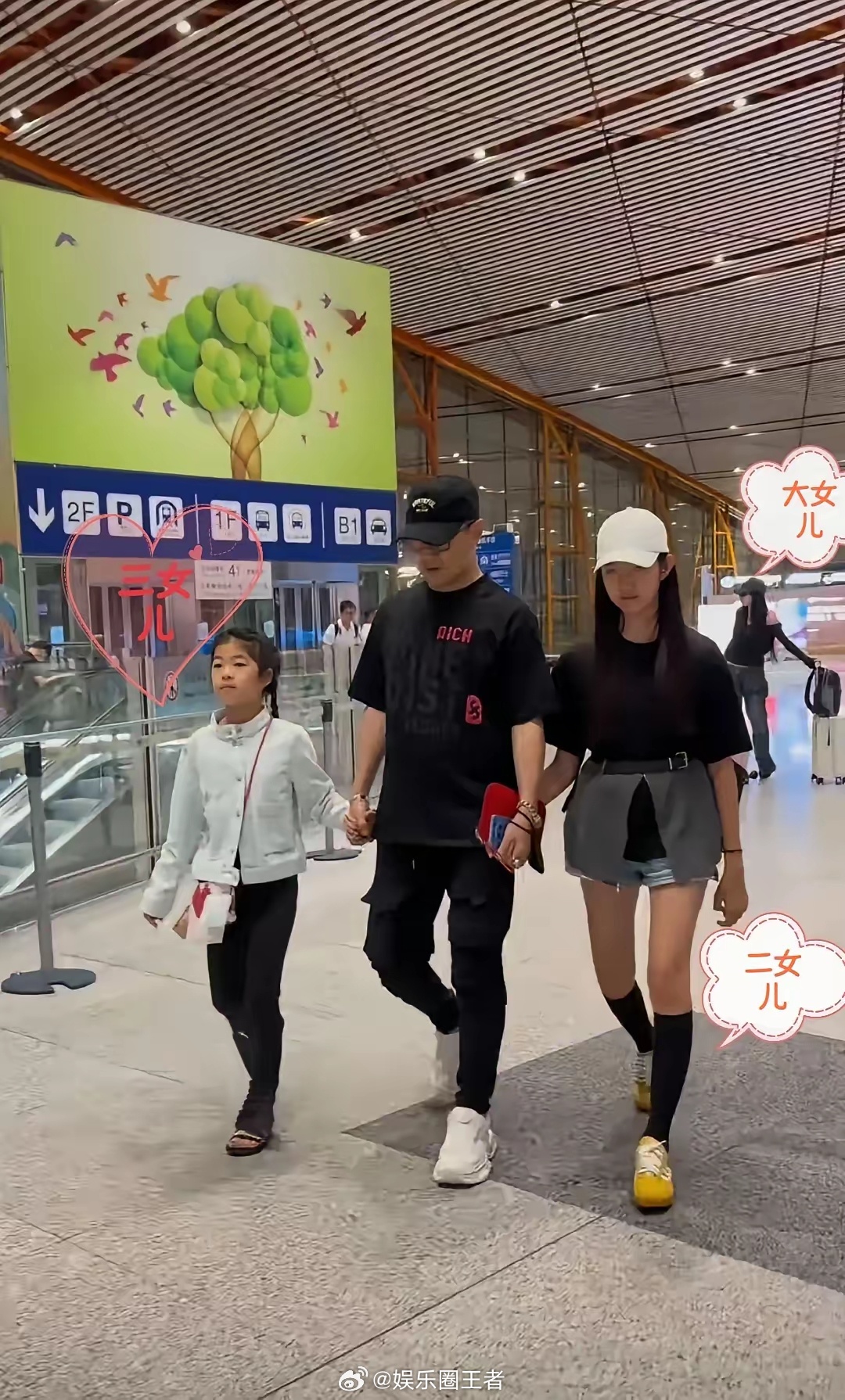 汪峰带四个孩子回京汪峰带三个女儿旅游回国，现身机场！右手拉着醒醒，左手牵着二女儿