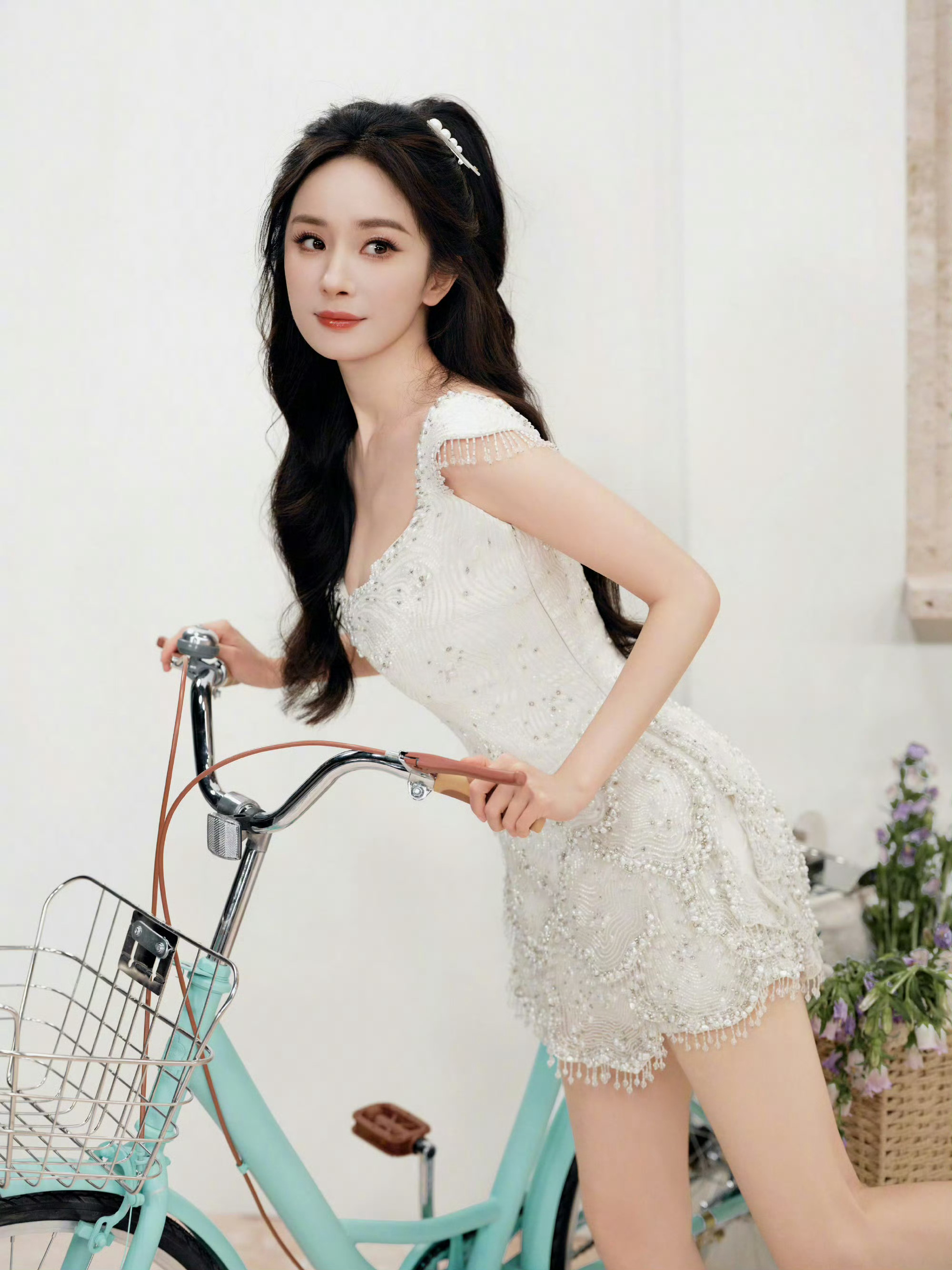 杨幂珍珠流苏白裙杨幂白裙少女感杨幂今天的直播造型，白裙灵动俏皮的少女感 