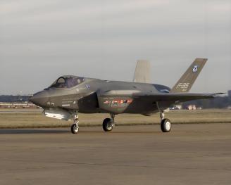 当地时间3月31日，一架F35隐身战斗机在美国内华达州某训练场执行飞行任务时，突