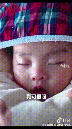 笑不活了！大学生想给睡觉的萌娃录个视频，看着熟睡的萌娃本以为不会醒，就想用手摸一