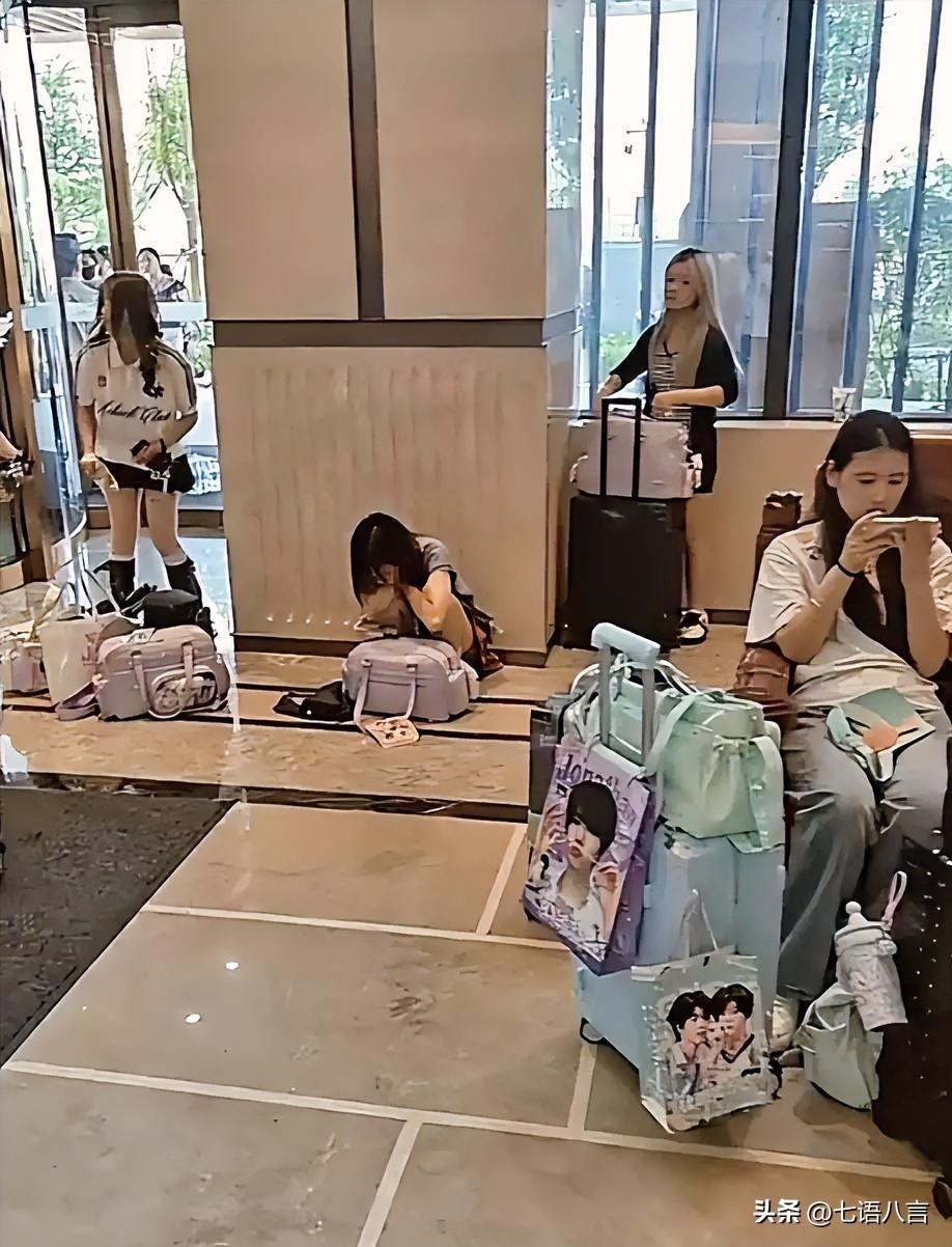 女孩疯狂追星引热议，网友感慨：以后只能靠男花朵？
 
有家长拍到不少年轻女孩蹲在