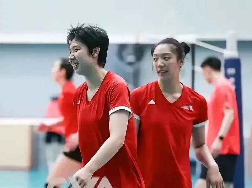 女排与法国女排热身赛中，几位副攻都有上场表现：

王媛媛打了四局，数据亮眼：16