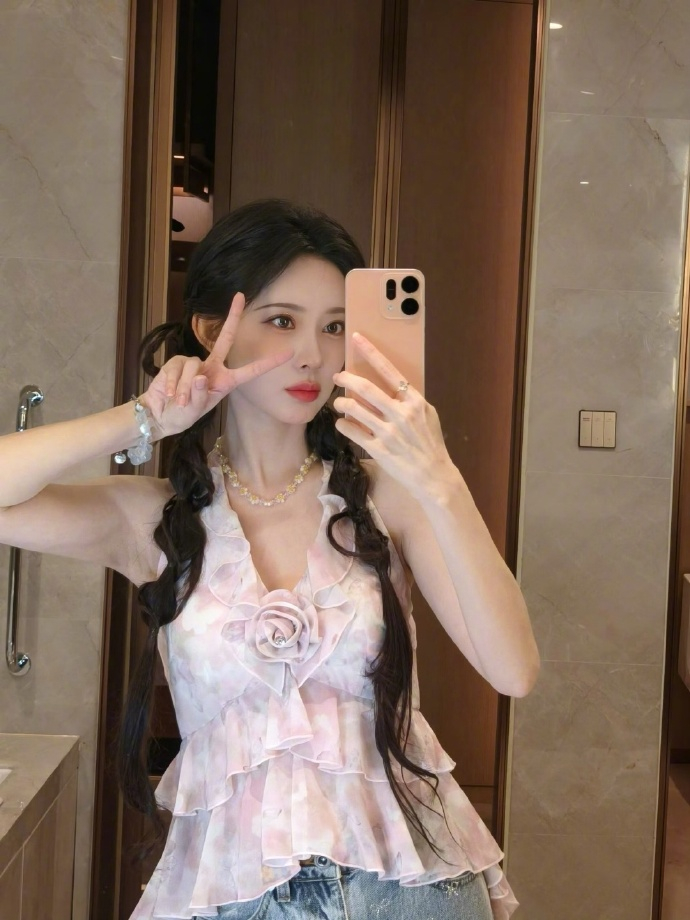 孟子义拿着OPPO Reno14拍美照的时候也不忘带上大明星巧克力[不愧是你] 