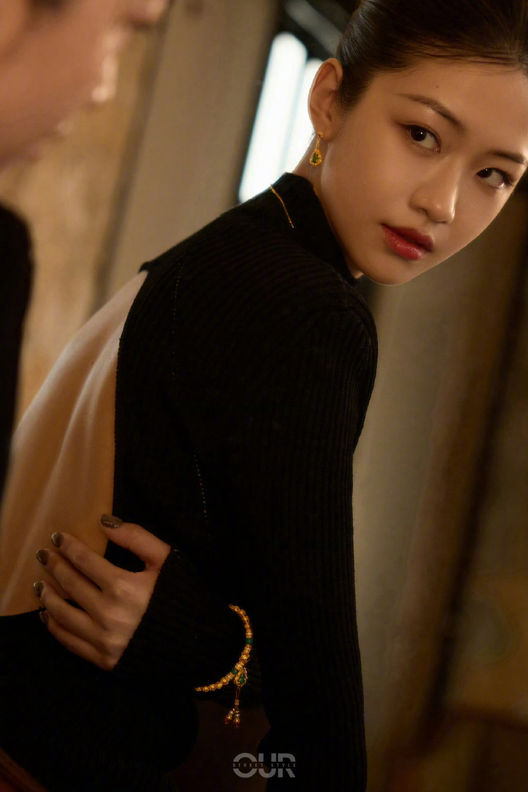 向涵之露背裙向涵之 绝美千金 向涵之最新大片曝光，露背裙衬托好身材。哇这个背，不