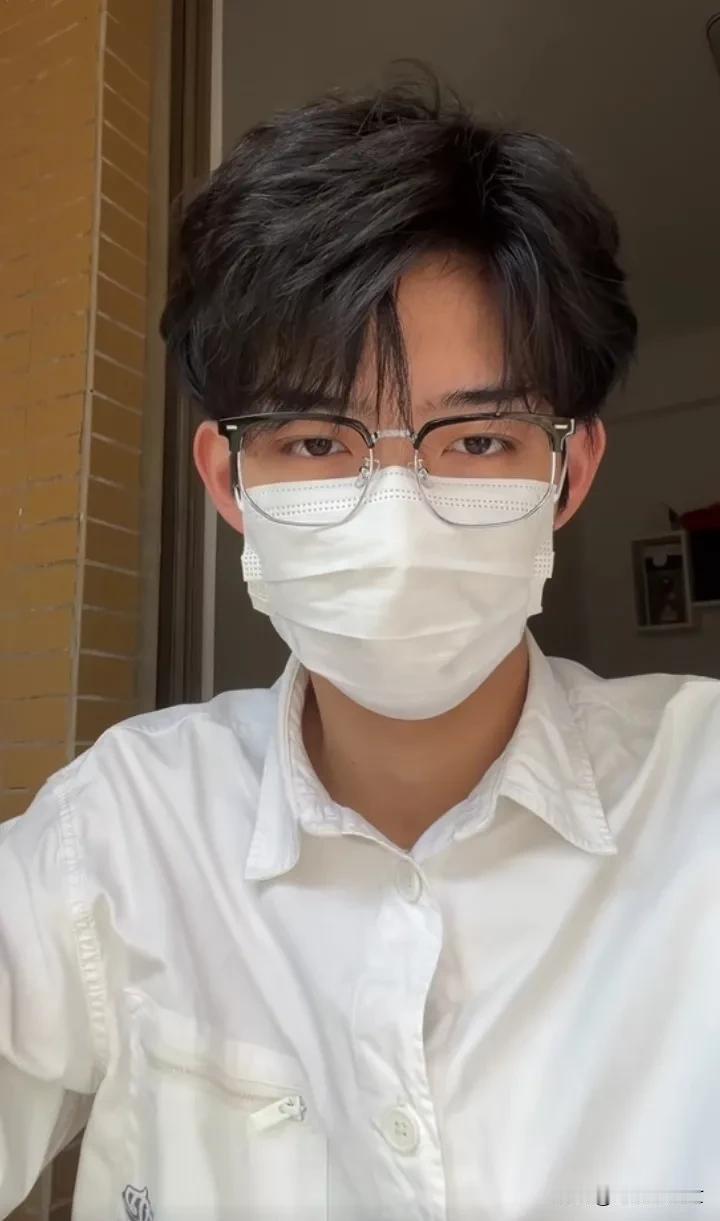 疫情硬生生让他帅了三年[抠鼻]