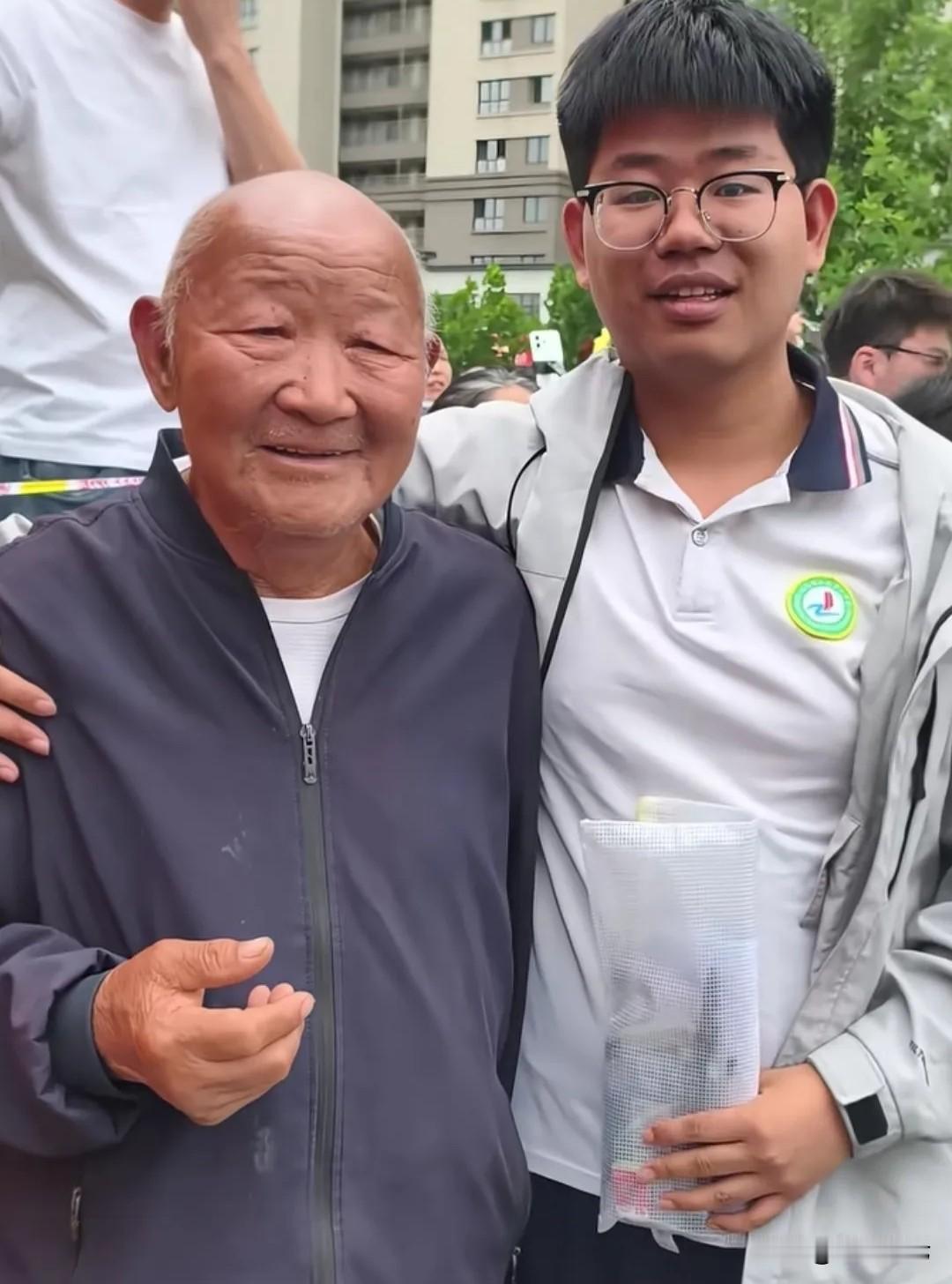 考场外，有位爷爷引起了大家的注意，别人都是爸爸妈妈来送考，这位爷爷70多岁了，在