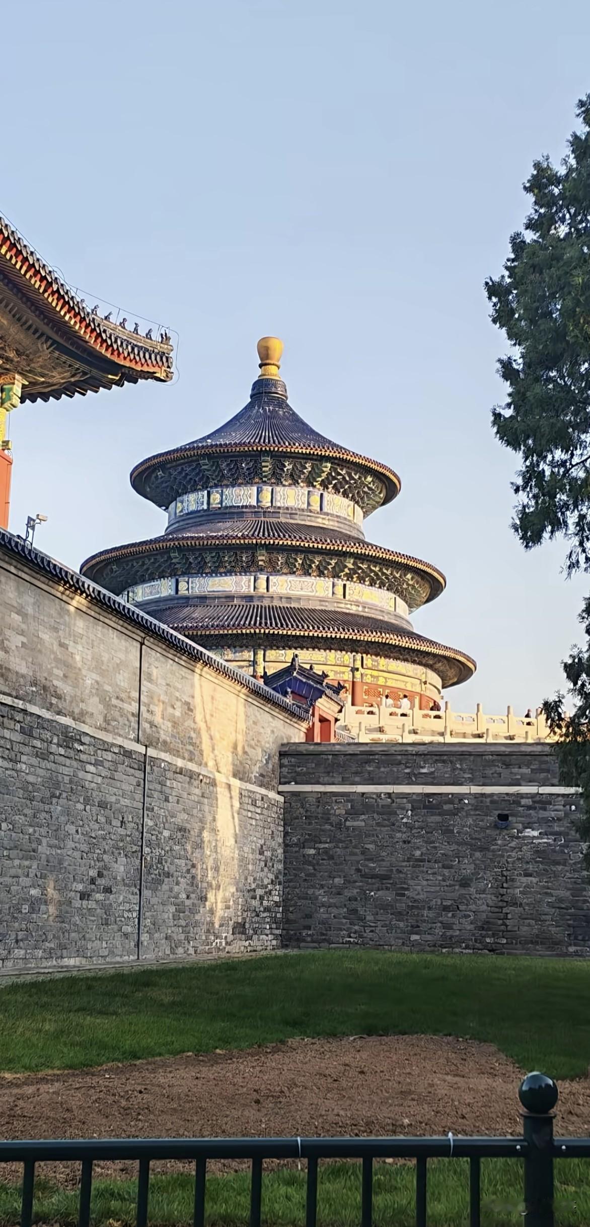 不管从哪个角度来看，不管是白天黑夜，真美！（你去过北京几次了？）