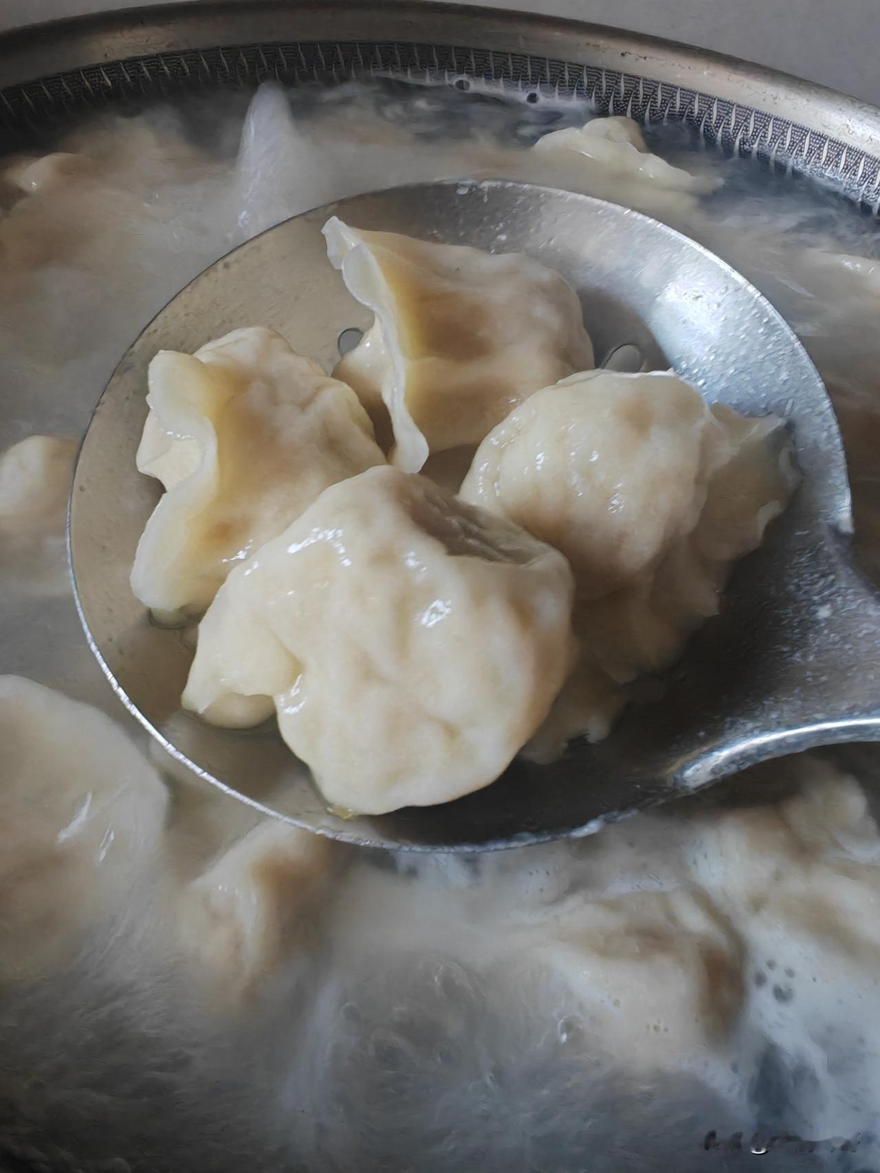 今早上吃的酸菜猪肉馅饺子，因为八十一岁的老岳父想吃。
五点多就起来准备绞肉馅、切