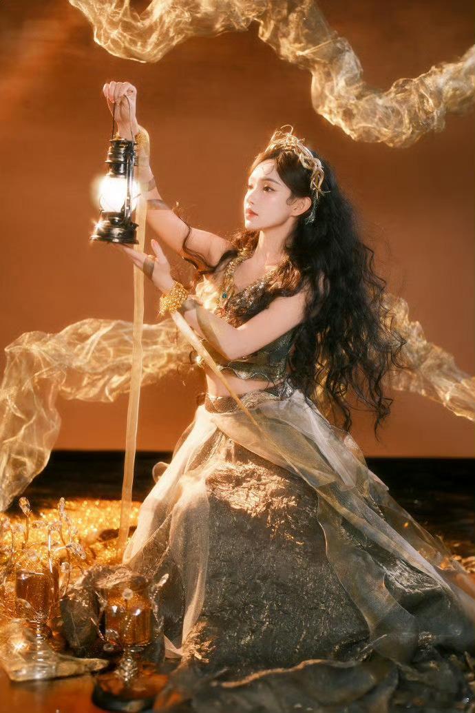 程潇金色蛇女  天呐，看到程潇的金色蛇女造型，我才知道什么叫倾国倾城。她就像从画