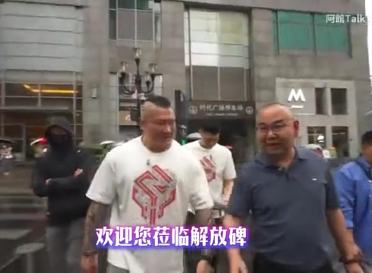四月底刚从重庆返程回到北京，今日听闻台湾馆长到访重庆，还专程打卡了解放碑步行街等