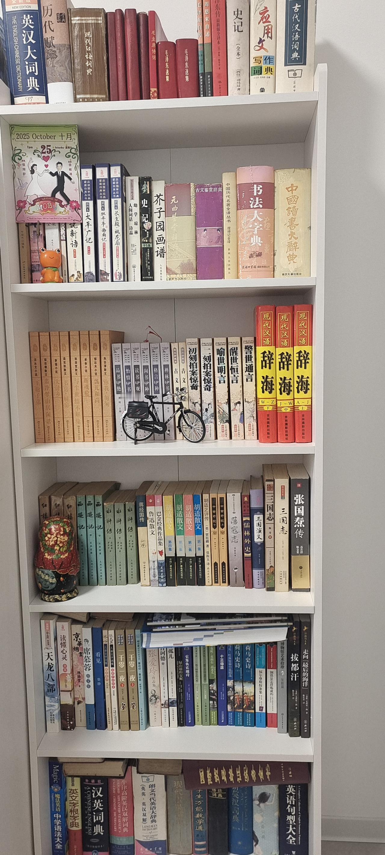 老了退休了，怎么读书？
两个书柜书放不了了，增加了一个小书柜。别说，小书柜看起来