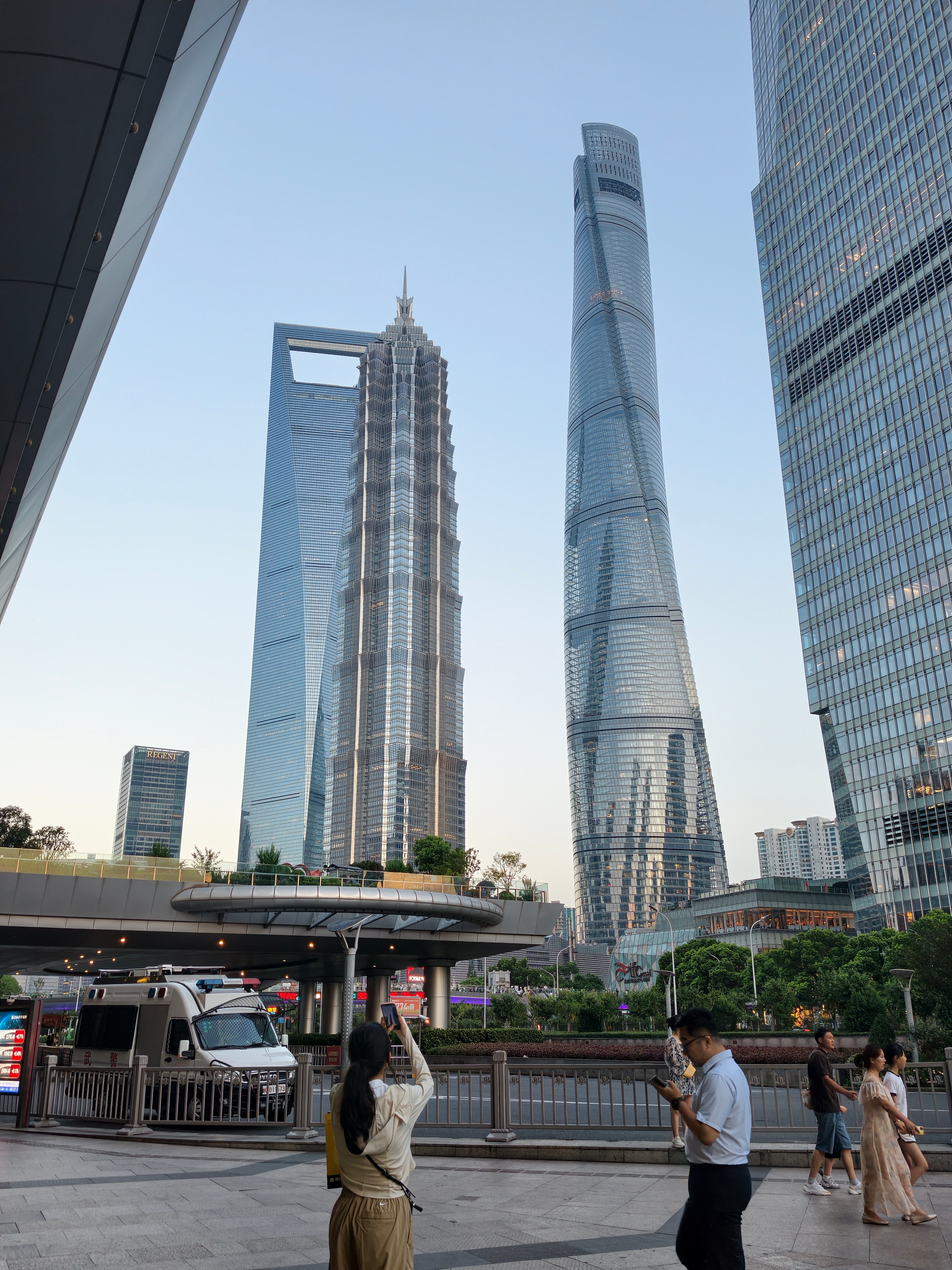 打卡上海陆家嘴三件套，虽然生活在上海，但是来这里的机会，一年下来，两只手也是数得