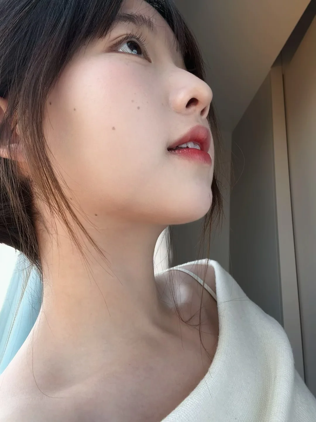 淡淡的妆也显得眼睛好大