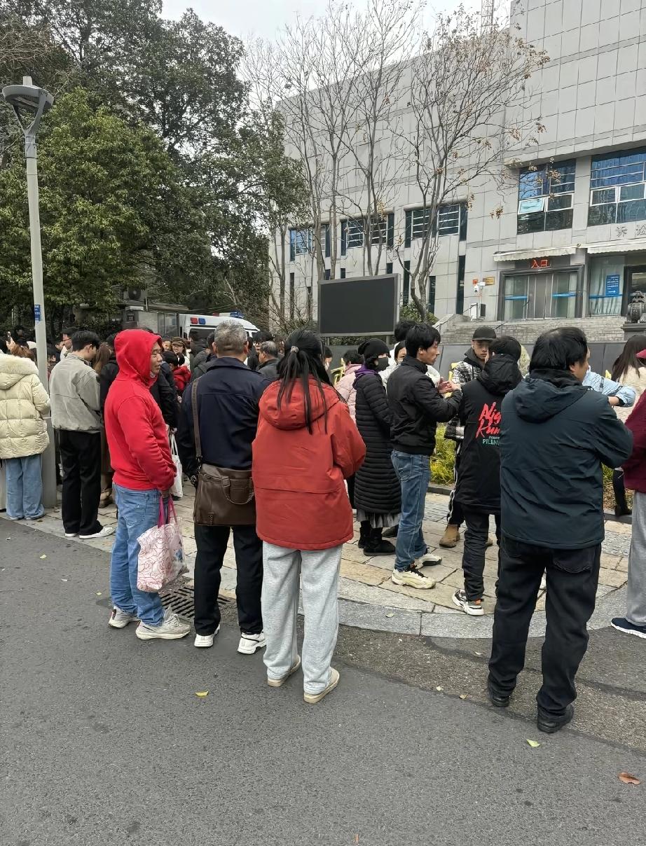 庭审结束后，令人泪目的一幕发生了，
小洛熙的妈妈和奶奶走出法庭，看到大门口有不少