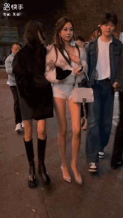没看到过漂亮小姐姐吗？
趋之若鹜似的跟着小姐姐后面跑[发怒]
