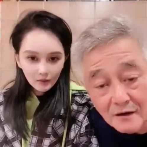 家人们，赵本山带着闺女球球回铁岭老家了，而且还是悄悄去的，他这是要干啥大事儿？瞬