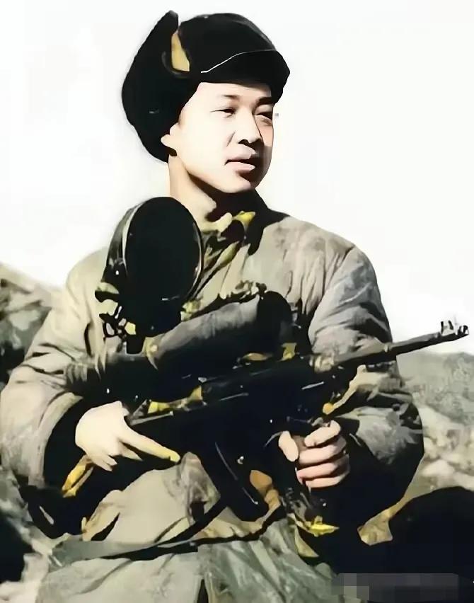 这张图片是当年志愿军战士在战场上缴获的先进狙击枪，狙击枪非常小巧轻便，瞄准镜上面