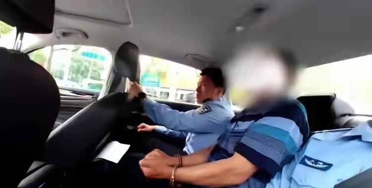 贪小便宜吃大亏！上海一男子为省停车费，将车在偏僻河边停了一周。谁料取车时草坪空空