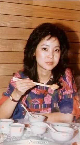【唱歌可以征服千万人，烧鹅腿可以征服邓丽君】大家食咗饭未？仲未食不如同故事里嘅邓