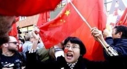 美国人一针见血：“如果中国真的那么好，为啥还有大批人移民到美国？”中国人移民美国