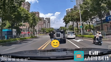他把车子停在即将要到的十字路口的地方，潇洒的离开走了。在走之前，他应该看到他的车