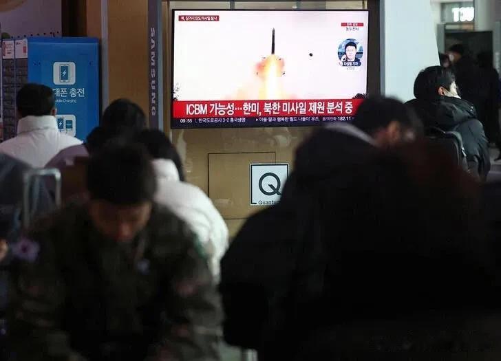 韩国和日本表示，朝鲜周一发射了一枚疑似远程弹道导弹，这是朝鲜在不到12小时内第二