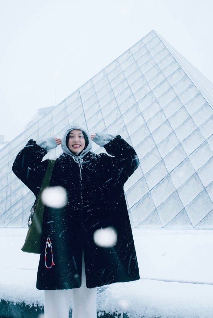 周也巴黎雪景随拍照 周也在巴黎偶遇下雪  周也巴黎雪景随拍照。周也在巴黎偶遇下雪