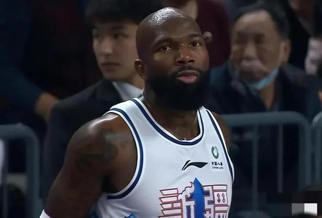 20分19助攻8篮板，这数据够亮眼不？昨晚琼斯带领新疆男篮110:88狂屠广东华