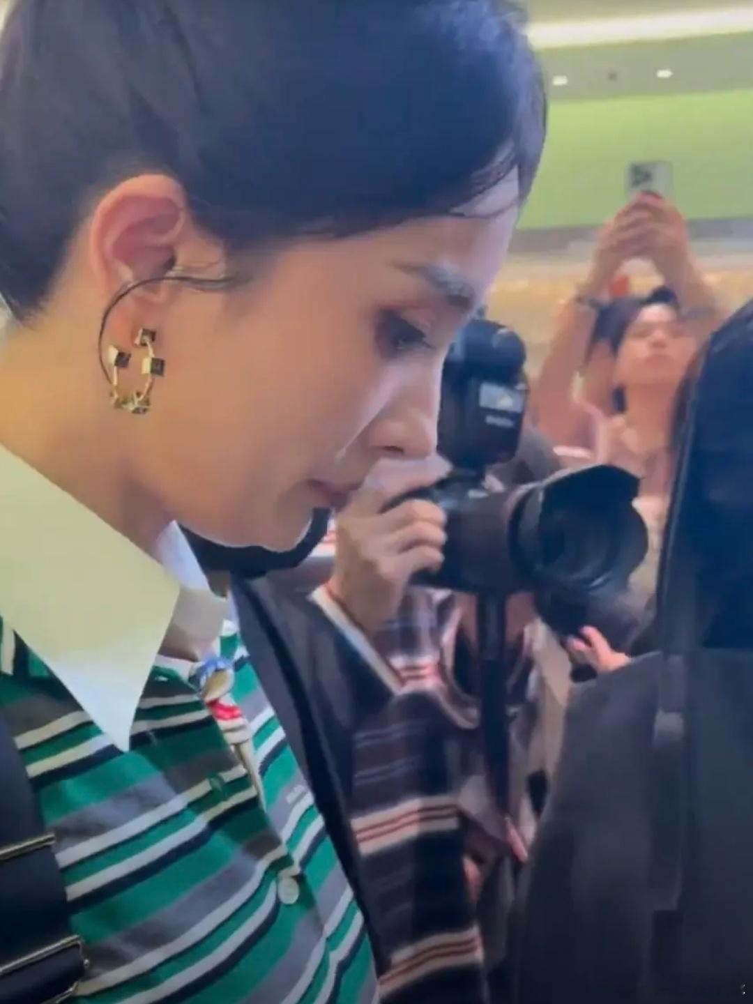 杨幂这下巴是怎么回事 