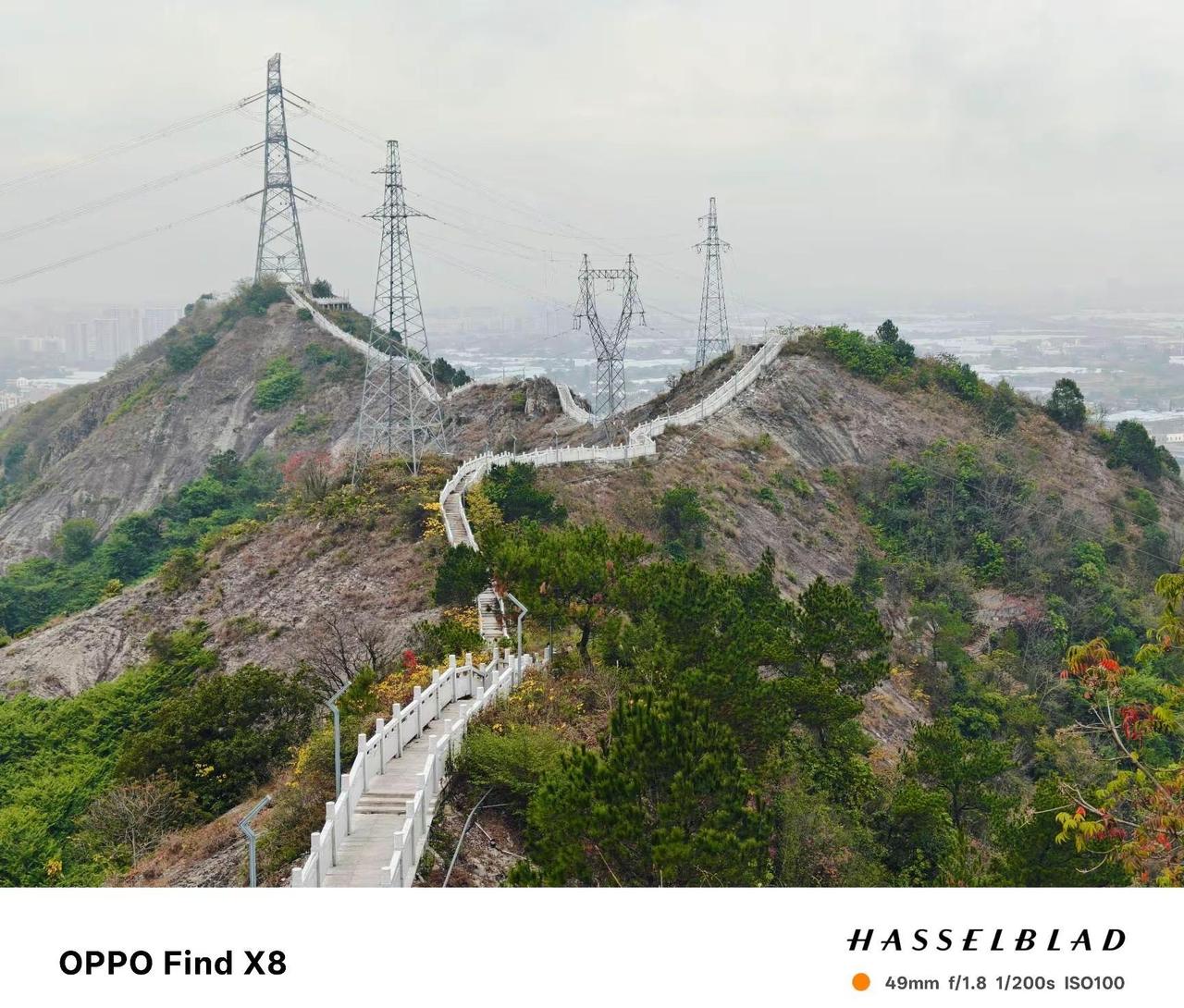 ⛰️这条山路也太绝了吧！蜿蜒而上超治愈～⚡️山顶铁塔好壮观，谁懂这种工业风与自然