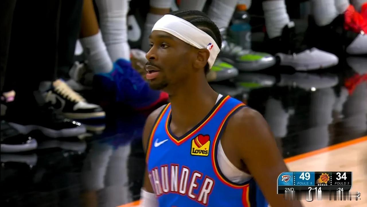 雷霆超级巨星亚力山大彻底的哑火了！在今天雷霆客场挑战太阳的比赛中，目前双方半场战