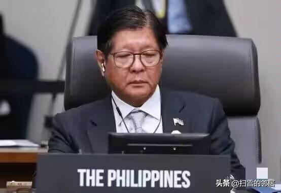 菲律宾媒体报道称，周一下午，中国海警在黄岩岛附近海域开展清障作业，结合近期的局势