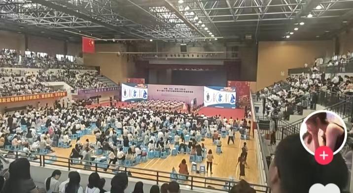 为何这种大型超大型公开课会引起一线老师的一些抵触和厌恶情绪，原因其实很简单，就是