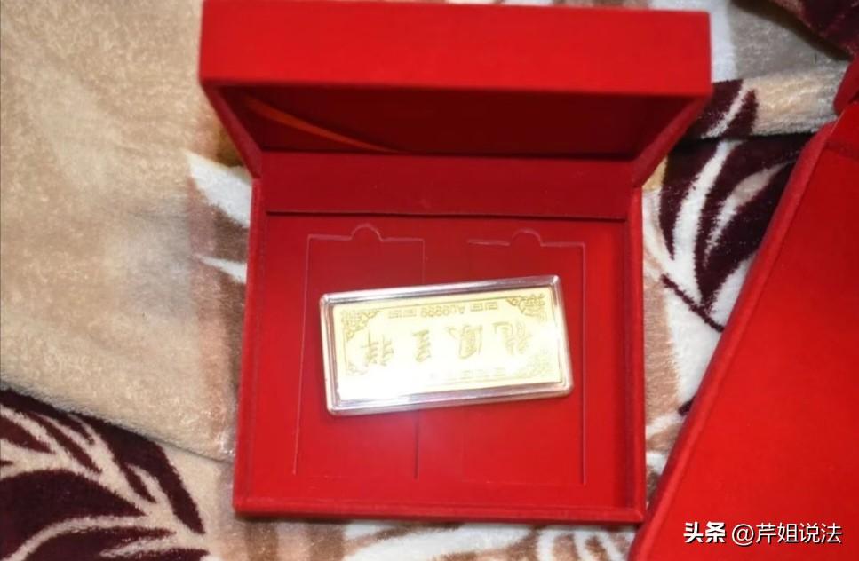 浙江台州，陈先生办完喜宴后清点收到的礼品，打开亲朋送的一个首饰盒后，发现盒子里的