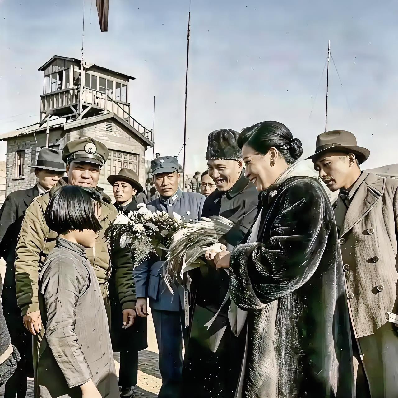 蒋介石也真是蠢，毛主席的主动放弃延安，转战陕北，他以为胡宗南“占领”延安了。为了