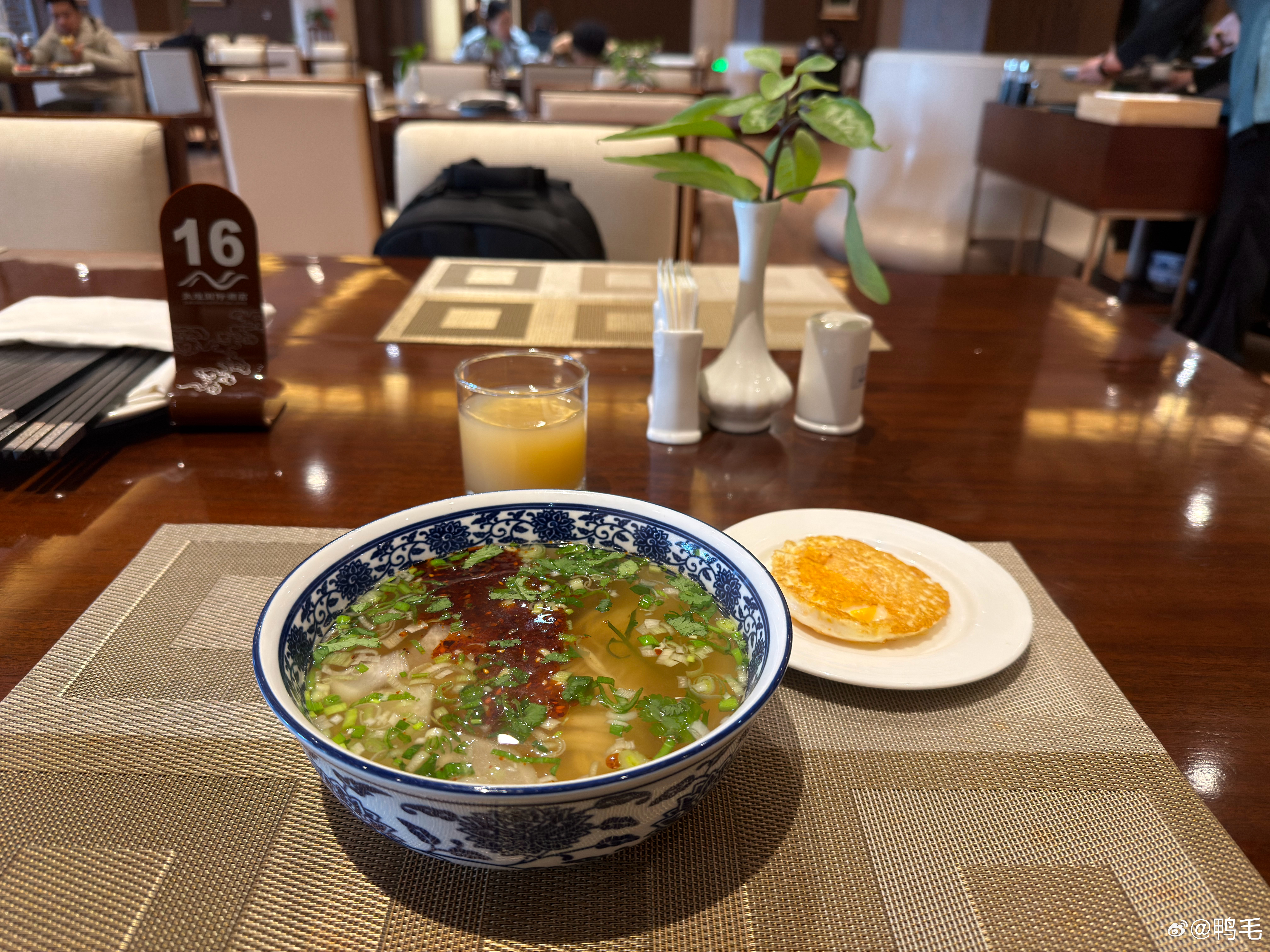 早，今天牛肉面看不到牛肉，吃起来只有前几天兰州那顿分量的一半，但是味道大差不差。