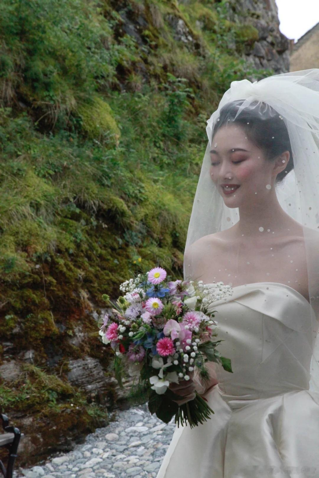 其实吧，晚晚长相普通，她胜在品位。欣赏她和林翰的婚纱照（请忽略新郎）—— ​​​