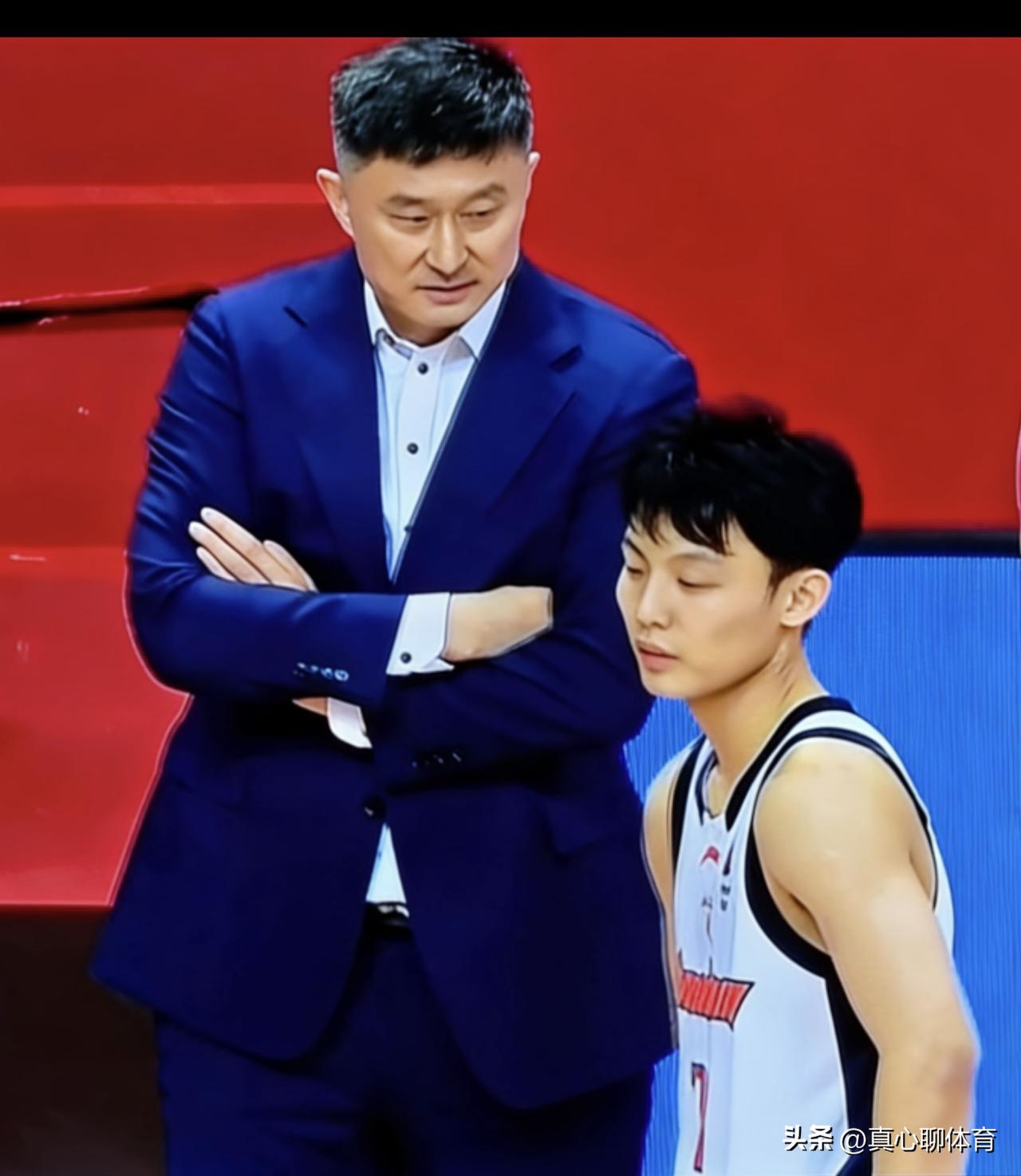 身兼数职的杜锋太敬业了[笑哭][笑哭][笑哭]
这边广东东阳光刚输给了联盟的鱼腩